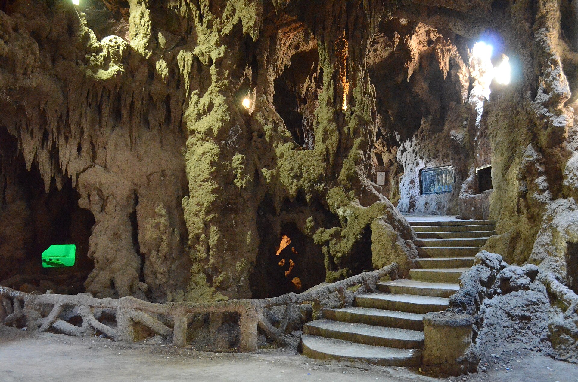 Aquarium Grotto Garden - Image 1